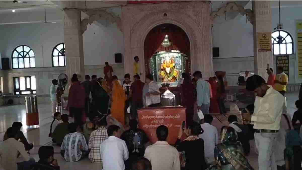 ‘ऑपरेशन सिंदूर’ के लिए बजरंगबली से प्रार्थना: सैनिकों की सुरक्षा के लिए किया हनुमान चालीसा पाठ, बड़ी संख्या में मंदिर पहुंचे लोग