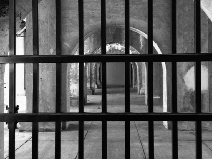 थाने से फरार हुए चार आरोपी, दो नाबालिग शामिल , महिलाओं ने पुलिस पर लगाया बदसलूकी का आरोप