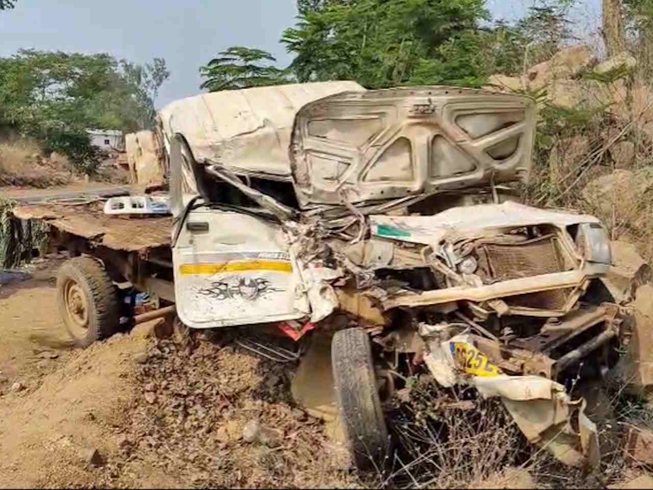 भीषण सड़क हादसा : बोर गाड़ी से टकराकर पिकअप के उड़े परखच्चे, ड्राइवर की मौके पर ही हुई मौत…