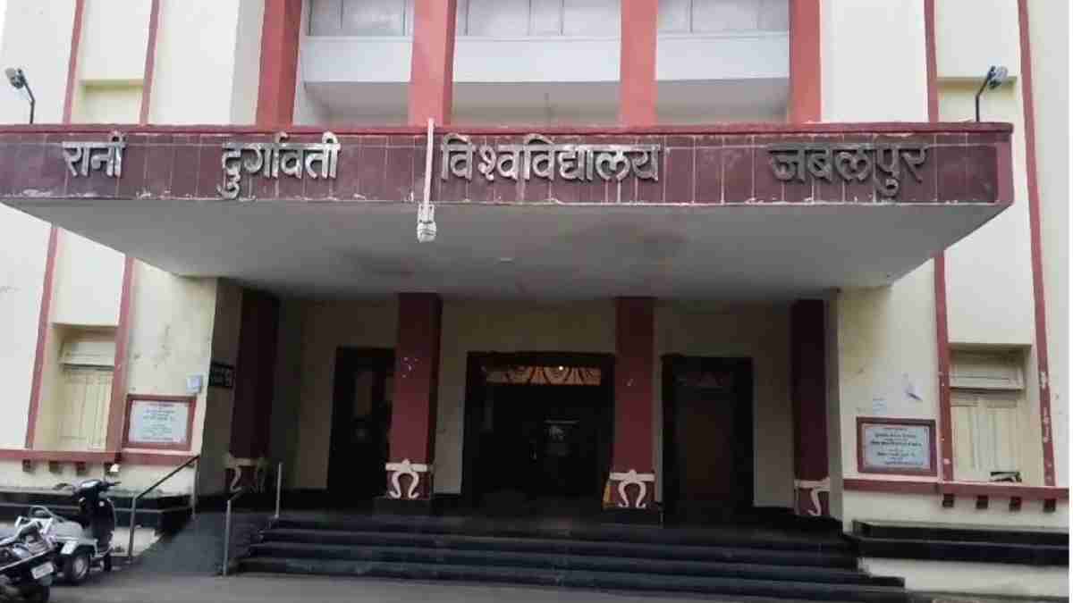 RDVV के कुलपति पर अभद्रता का मामला: हाईकोर्ट ने CCTV फुटेज संबंधी रिपोर्ट पर जताई नाराजगी, कलेक्टर को दिए ये निर्देश
