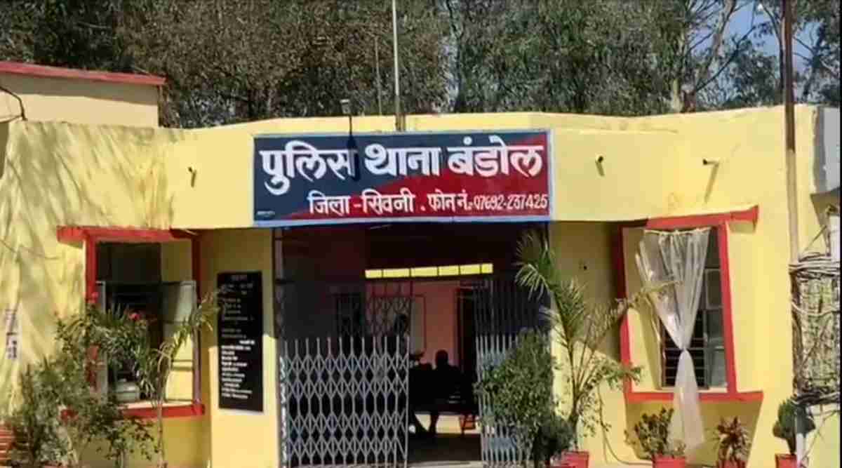 पारिवारिक विवाद में पत्नी की हत्या: कमरे से बदबू आने पर पड़ोसियों ने बुला ली पुलिस, दरवाजा खोलकर देखा तो सन्न रह गए सभी