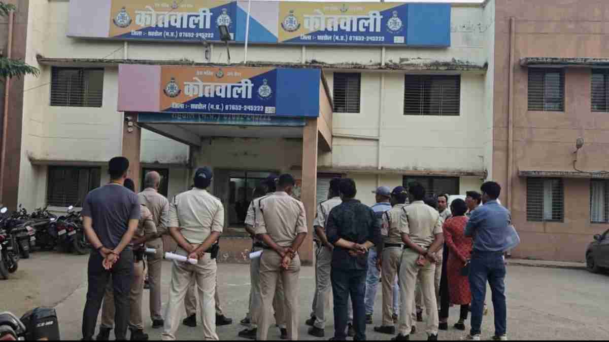 थाने में अचानक आया ऐसा मेहमान कि जान बचाकर भागने लगे पुलिसकर्मी, मची अफरा-तफरी, देखें Video 