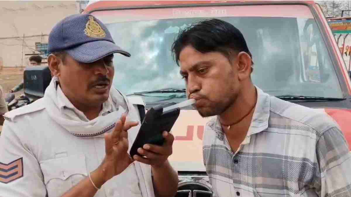 भगवान भरोसे मरीजों की जान: नशे में धुत होकर एंबुलेंस चला रहा था ड्राइवर, पुलिस ने चेकिंग में पकड़ा