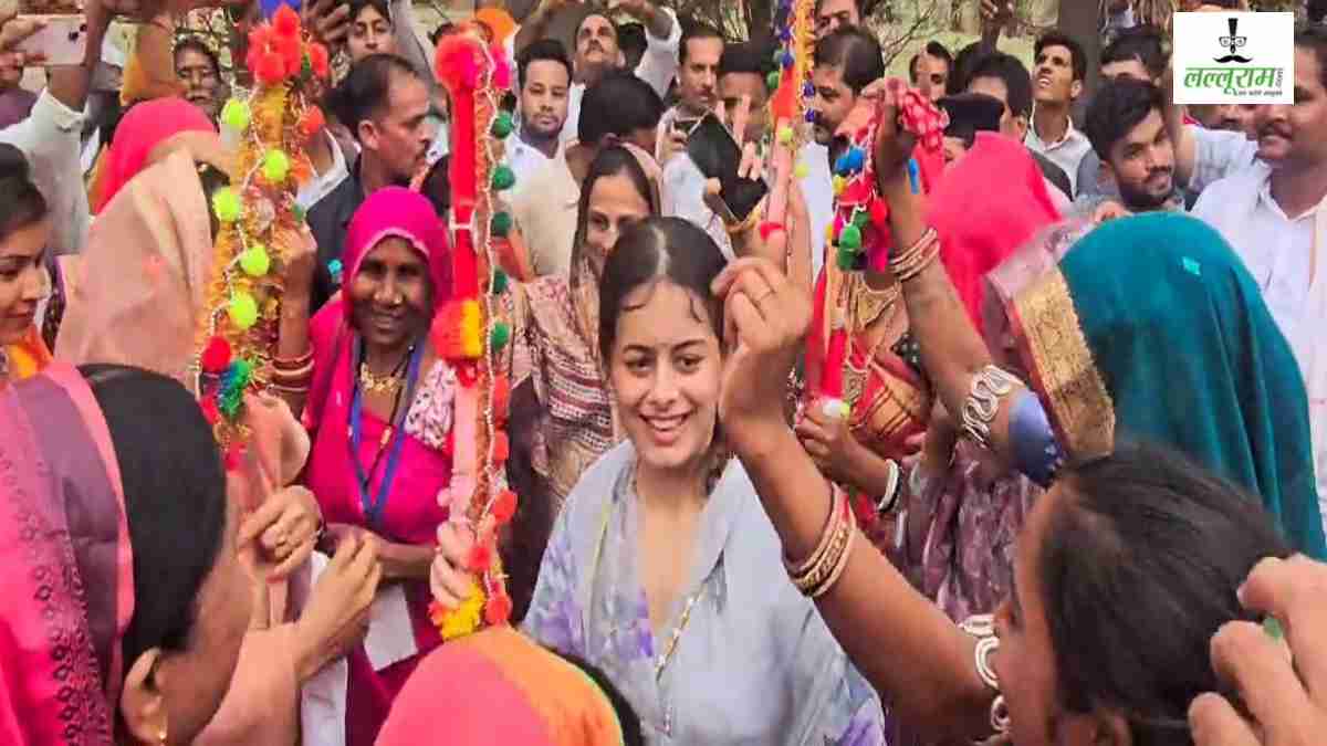 सास के साथ जमकर थिरकीं शिवराज सिंह की बहू: अमानत सिंह ने आदिवासियों के साथ भी किया लोक नृत्य, पदयात्रा के दौरान ‘मामा’ ने बजाया ढोल