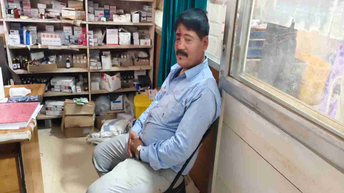 सीधी में नायब तहसीलदार पर जानलेवा हमला: बदमाशों ने लात और पत्थर से मारा, भाग कर बचाई जान, कहा- हाथ जोड़ता रहा लेकिन…