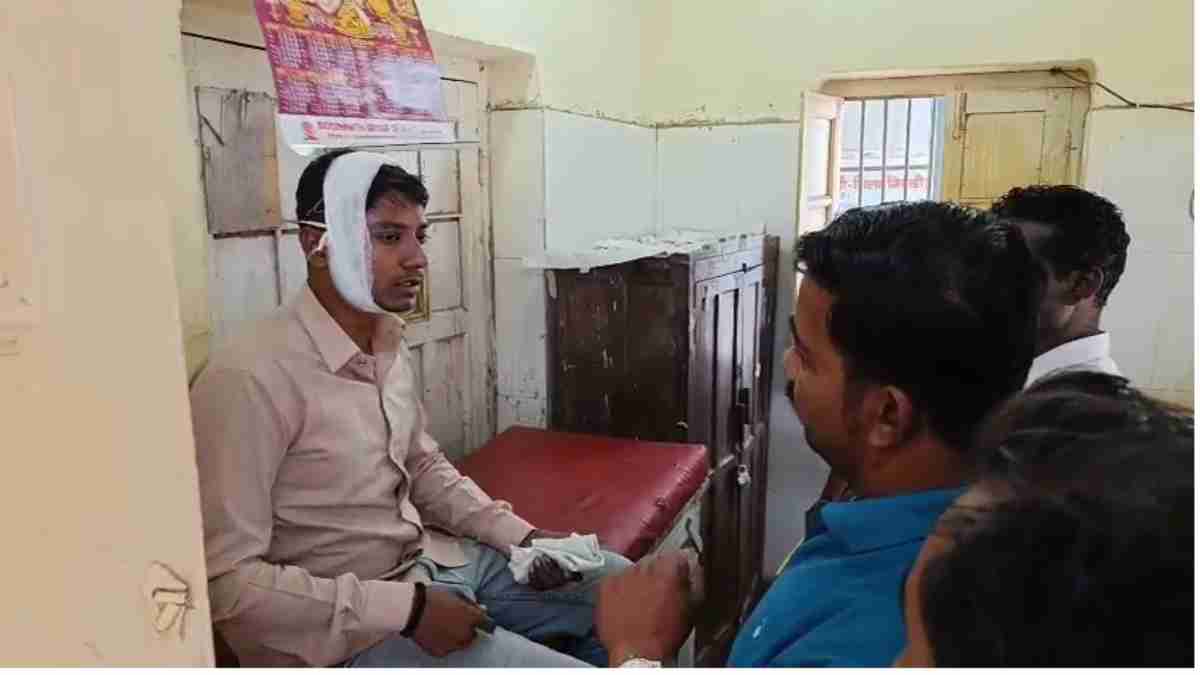 झांसी जा रही पैसेंजर ट्रेन पर पथराव: यात्री का फटा सिर, अस्पताल में भर्ती