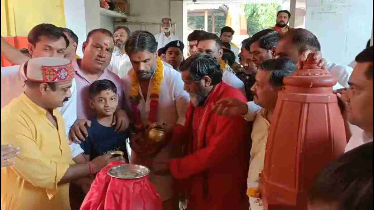 सफेद कुर्ता, पीली धोती… मां पीतांबरा पीठ पहुंचे एक्टर सुनील शेट्टी और सूद, प्राकट्य दिवस पर मां बगलामुखी देवी के किए दर्शन
