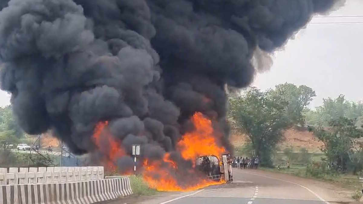 BREAKING : अनियंत्रित होकर पलटा डीजल टैंकर, चंद मिनटों में आग के गोले में हुआ तब्दील, देखें वीडियो…