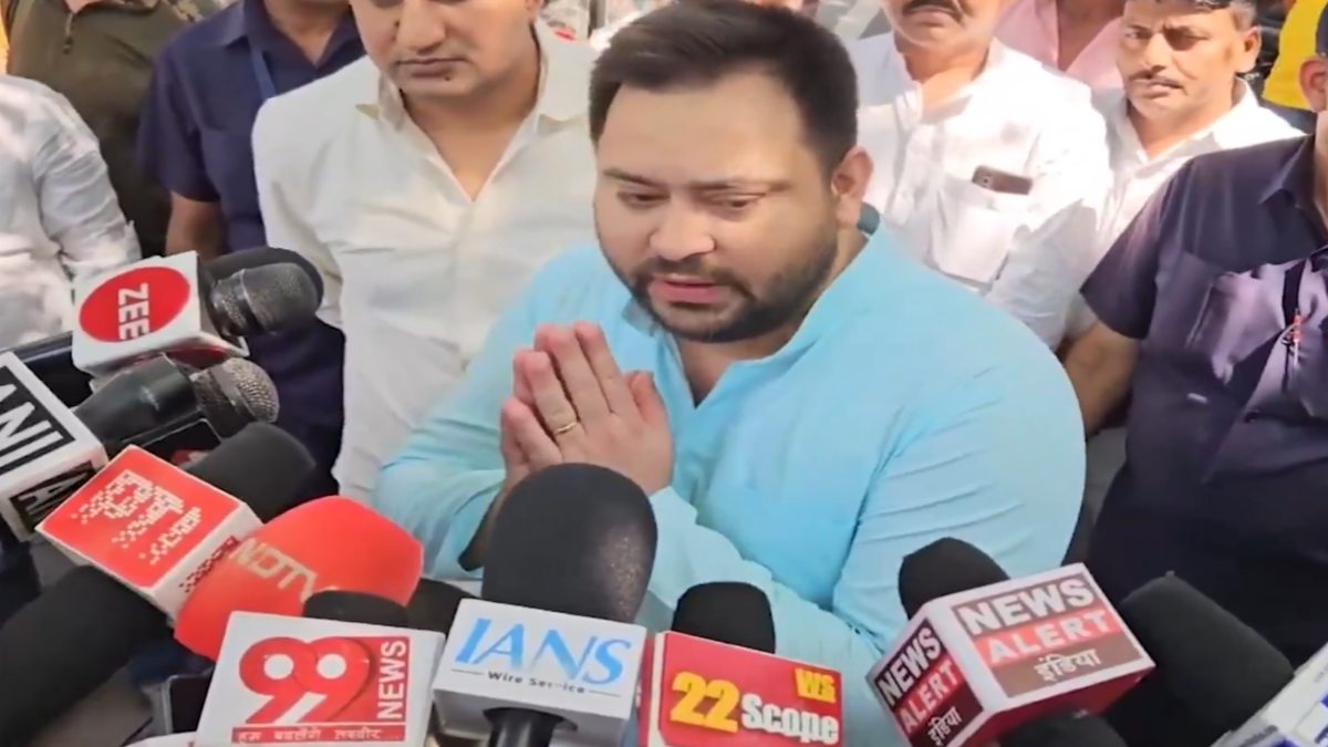 पत्रकारों के सामने क्यों हाथ जोड़ लिए तेजस्वी ? भारतीय सेना को लेकर दे दिया बड़ा बयान