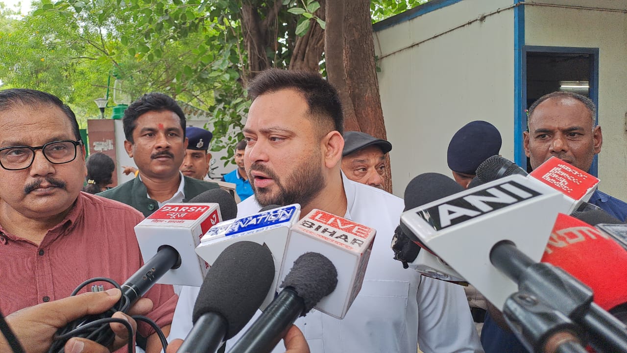 Bihar News: तेजस्वी यादव ने नीतीश कुमार पर बोला हमला, कहा- ‘अपराधियों को खुलेआम सरकार ने छूट दे दिया है, नीतीश कुमार बिल्कुल अचेत अवस्था में है’