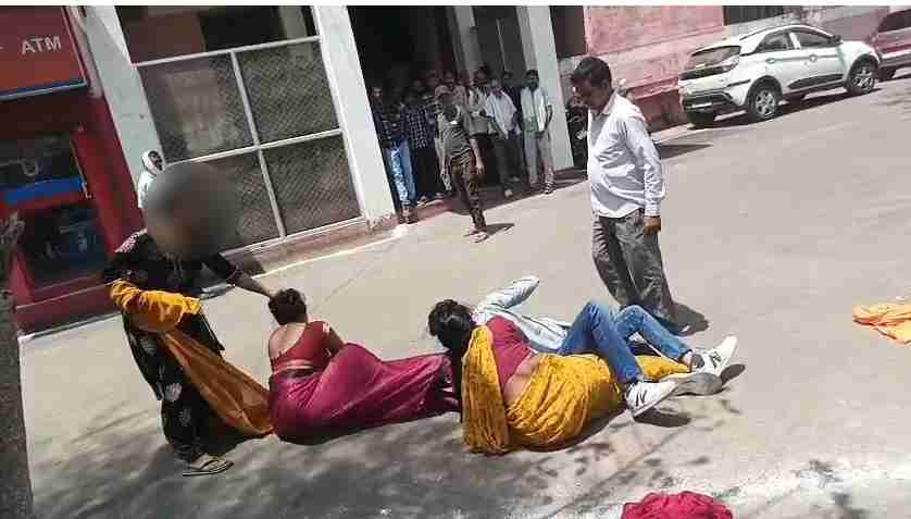कोर्ट में मां-बेटे की पिटाई: तलाक की सुनवाई के बाद निकले तो लड़की पक्ष ने की मारपीट, समधन का मंगलसूत्र छीन ले गया समधी