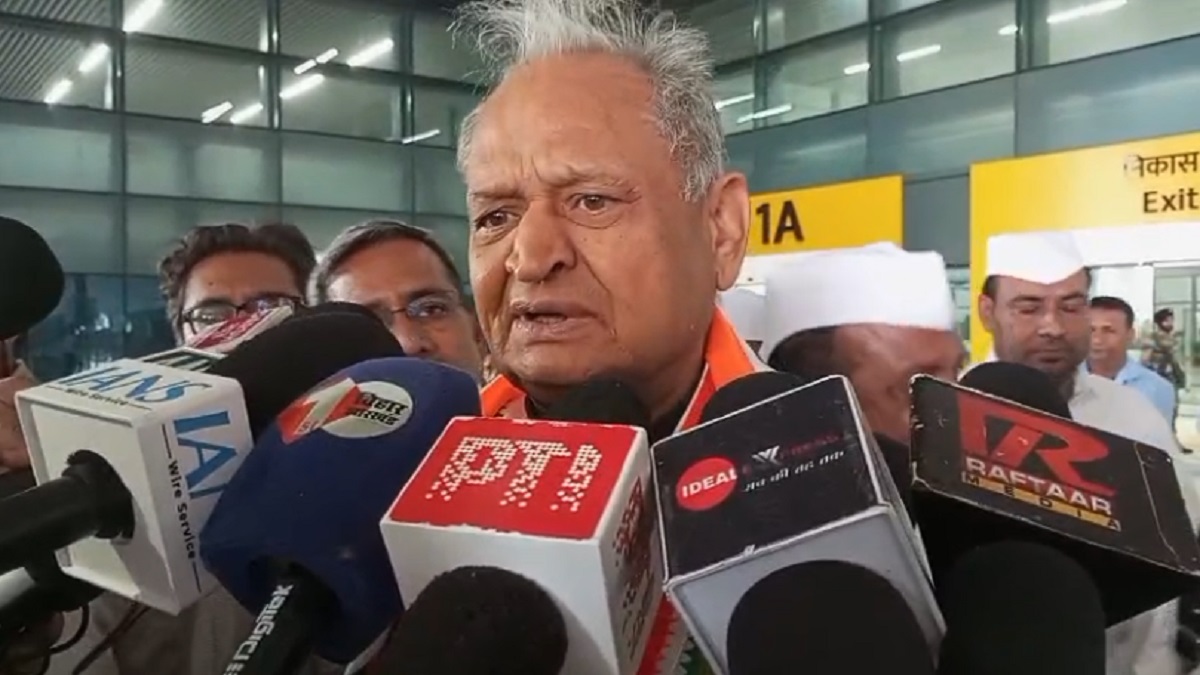 पटना पहुंचे राजस्थान के पूर्व CM अशोक गहलोत, मतदाता पुनरीक्षण को लेकर चुनाव आयोग पर उठाया सवाल