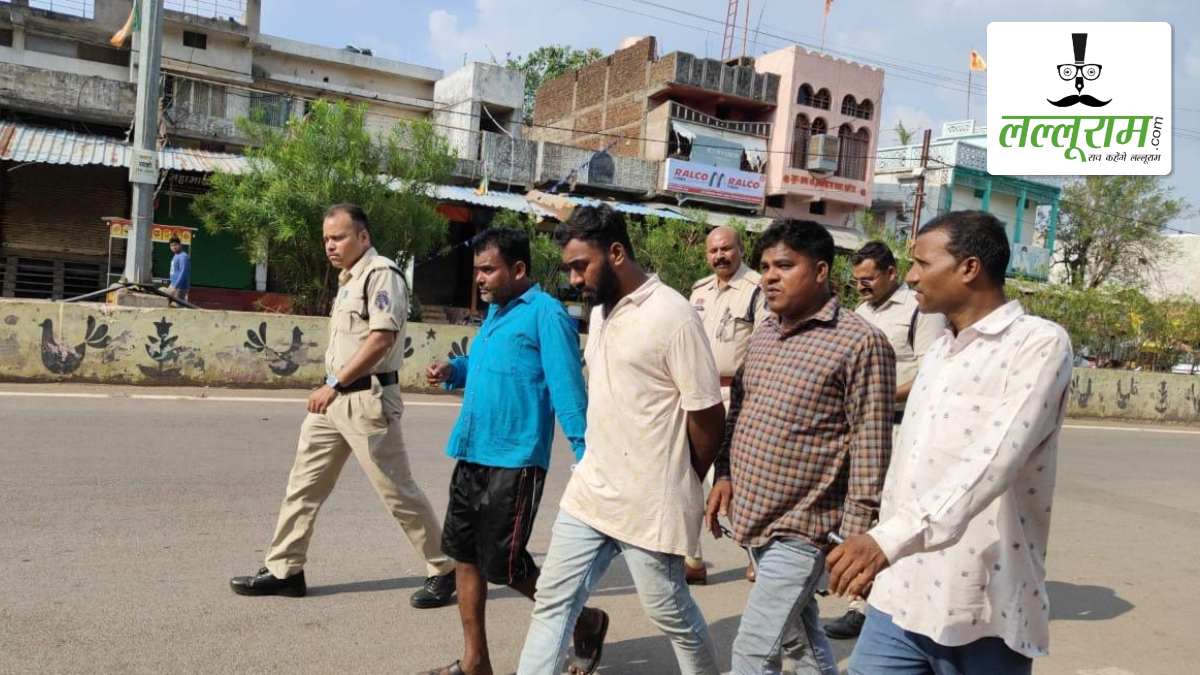जुए के खिलाफ बड़ी कार्रवाई: पुलिस ने छापा मारकर हिस्ट्रीशीटर समेत 5 जुआरियों को किया गिरफ्तार, शहर में निकाला जुलूस