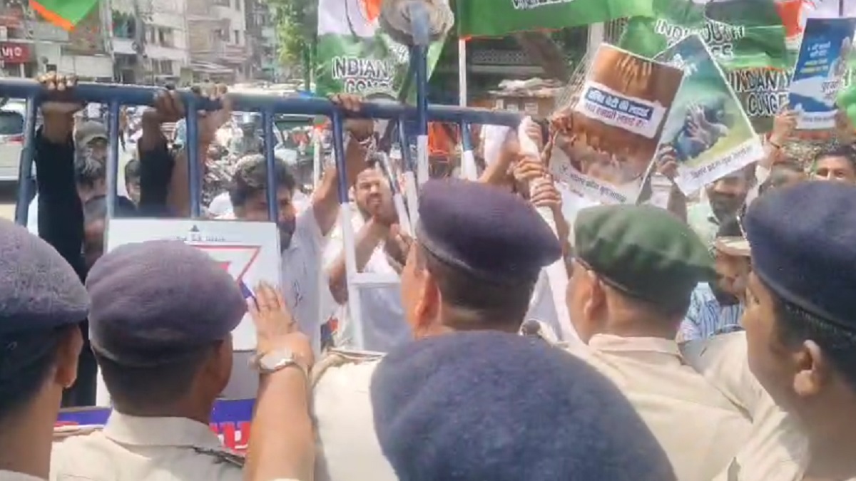 मुजफ्फरपुर रेप हत्याकांड: पुलिस और कांग्रेस नेताओं के बीच धक्का-मुक्की, यूथ कांग्रेस के राष्ट्रीय अध्यक्ष समेत कुछ को पुलिस ने हिरासत में लिया