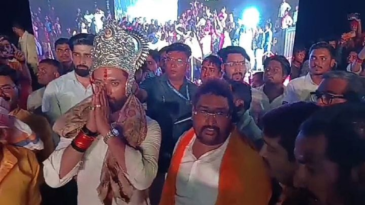 ग्यासपुर गंगा घाट की आरती में शामिल हुए चिराग पासवान, कार्यकर्ताओं ने चांदी का मुकुट पहनाकर किया स्वागत