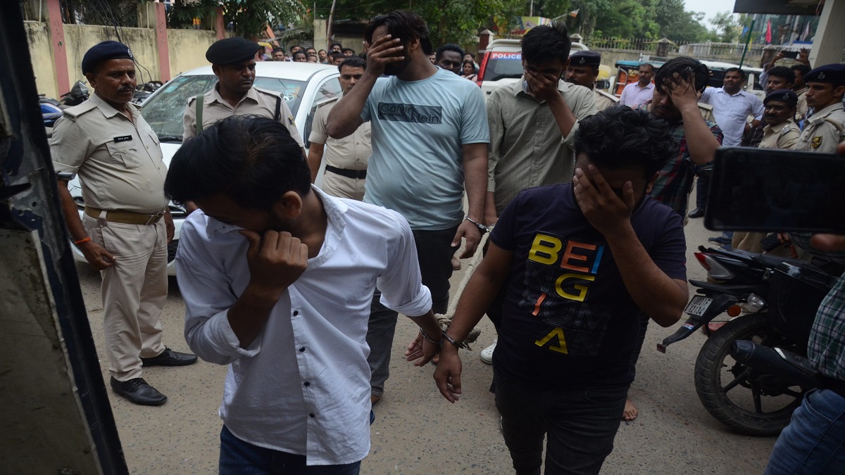 पटना के होटल में बर्थडे पार्टी के नाम पर हो रहा था ये कांड, रंगे हाथ गिरफ्तार हुए 15 लोग, पुलिस ने होटल संचालक को भी उठाया