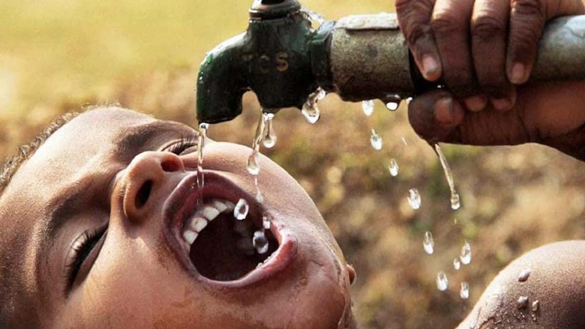 बिहार के इस गांव में बूंद-बूंद पानी के लिए तरस रहे लोग, भीषण गर्मी में बालू भरा पानी पीने को मजबूर