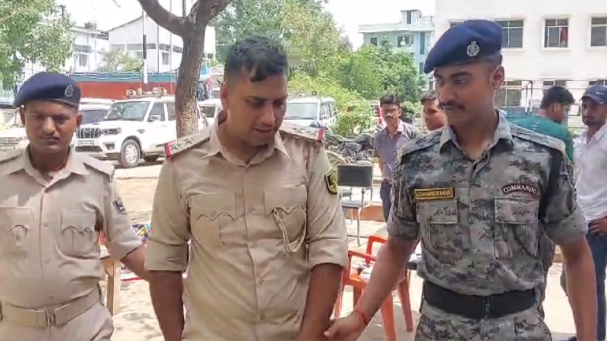 अपनी आदत से बाज नहीं आ रहा ये फर्जी दरोगा, पुलिस की वर्दी पहन कर रहा था ऐसा काम, जानकर आप भी हो जाएंगे हैरान!