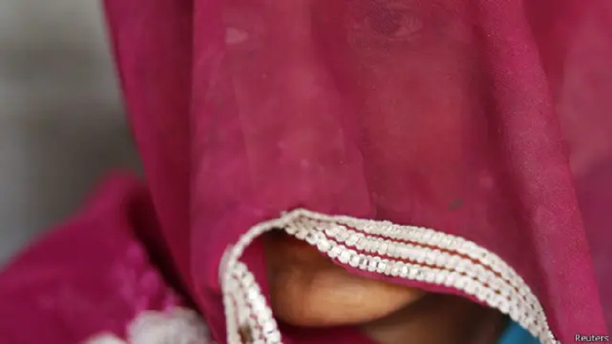बिहार में शर्मसार हुई मानवता: महिला को डायन बताकर पहले बुरी तरह पिटा, फिर अर्धनग्न कर पूरे गांव में घुमाया