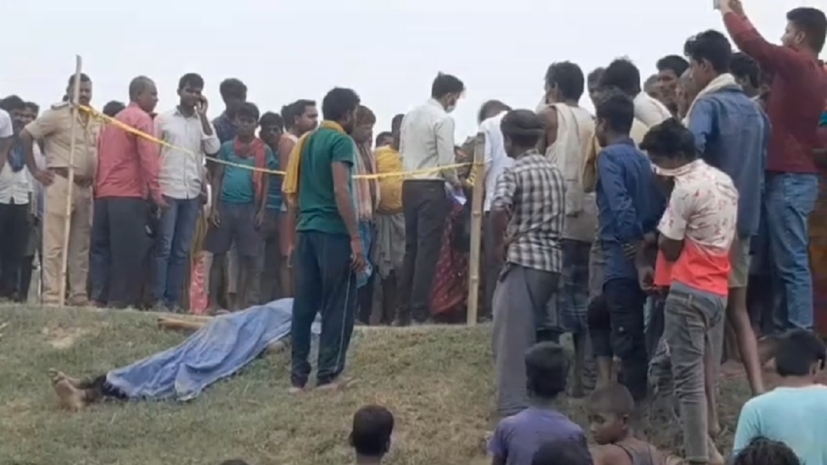 सहरसा में सड़क किनारे युवक का शव मिलने से हड़कंप, चार भाई-बहनों से सबसे बड़ा था मृतक, परिजनों का रो-रोकर बुरा हाल
