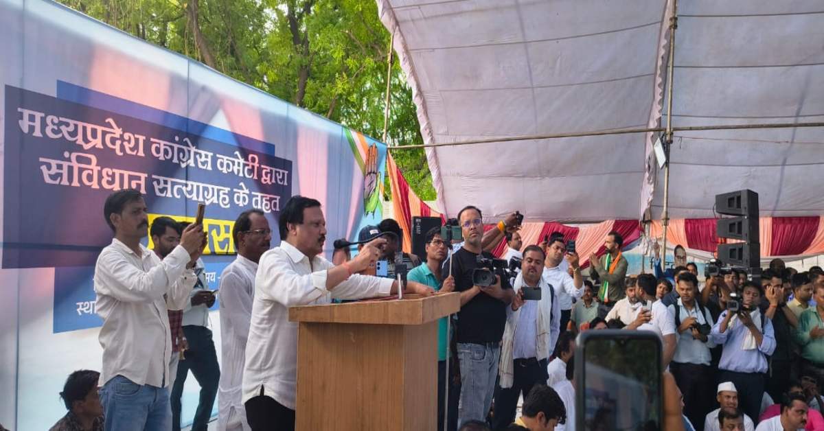 सत्याग्रह कार्यक्रम में पूर्व मंत्री के बिगड़े बोल: वकीलों से कहा- ये किताब नहीं होती तो तुम्हारी औलादें भूखी मरती