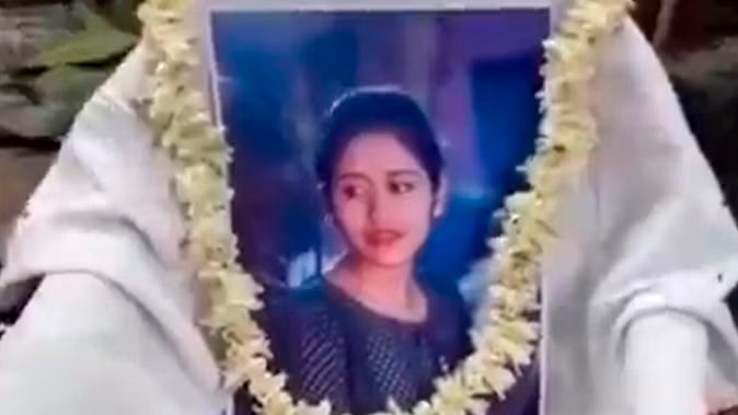 मुस्लिम लड़के से बेटी ने की शादी तो परिवार ने तोड़ा रिश्ता : सारी तस्वीरें, कपड़े जलाए…कर दिया पिंडदान, मां बोली – ‘अब हमारे लिए वो मर गई…’