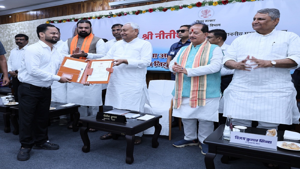 CM नीतीश ने BPSC द्वारा चयनित 101 सहायक वास्तुविदों को सौंपा नियुक्ति पत्र, साथ में मौजूद रहे दोनों डिप्टी सीएम