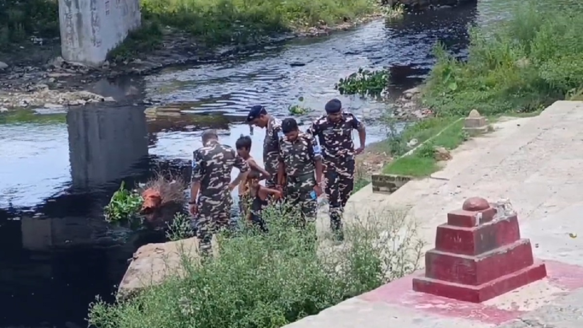 बिहार: नदी में नहाने के दौरान बच्चों को मिला जानलेवा हथियार, SSB जवानों के उड़े होश, इलाके में मचा हड़कंप