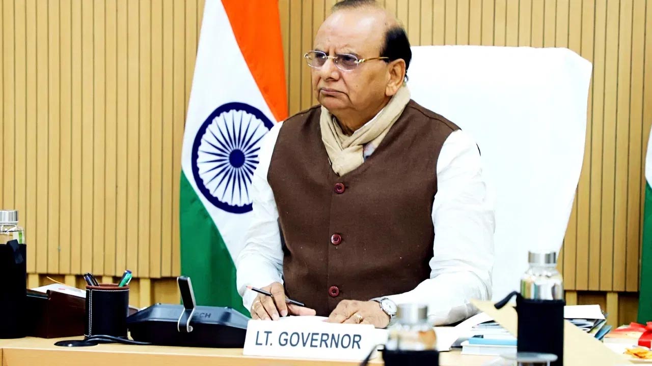 दिल्ली पुलिस के 2 कांस्टेबल पर गबन का आरोप, LG ने दी मुकदमा चलाने की मंजूरी