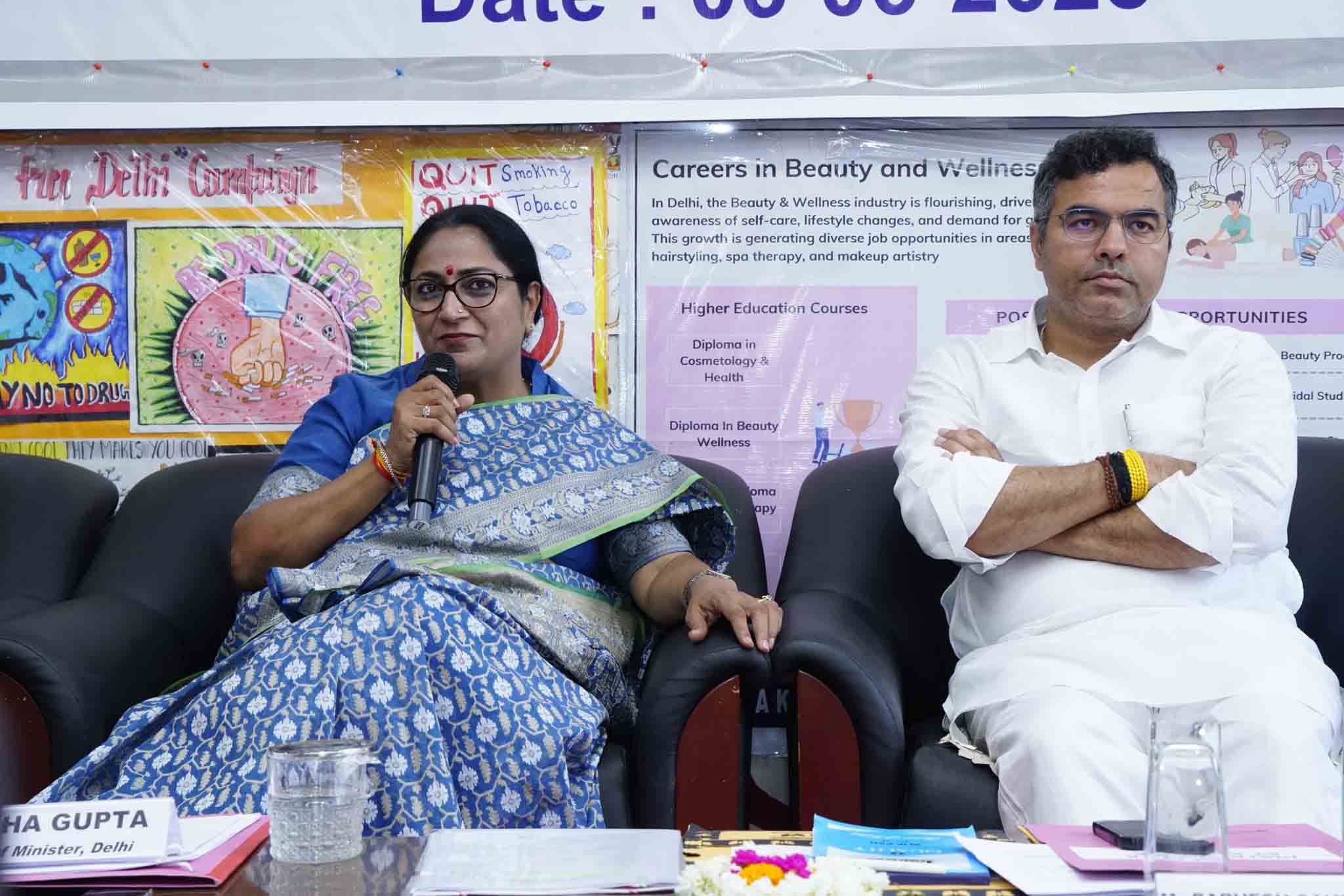 एक्शन मोड में दिल्ली CM रेखा गुप्ता, अचानक पहुंचीं सरकारी स्कूलों के दौरे पर,अधिकारियों को दिए निर्देश