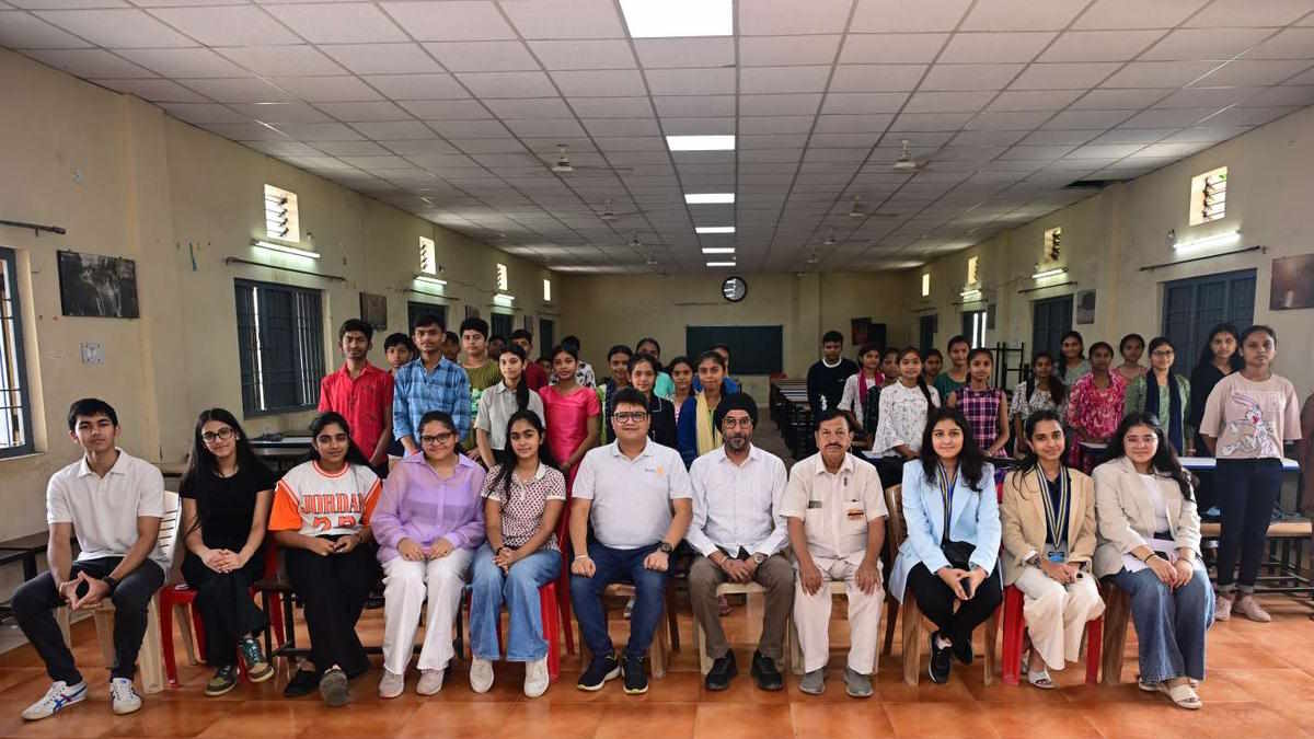 सरकारी स्कूल के बच्चों में डिजिटल साक्षरता बढ़ाने दान किए रोटरी कौशल प्रशिक्षण केंद्र को कंप्यूटर