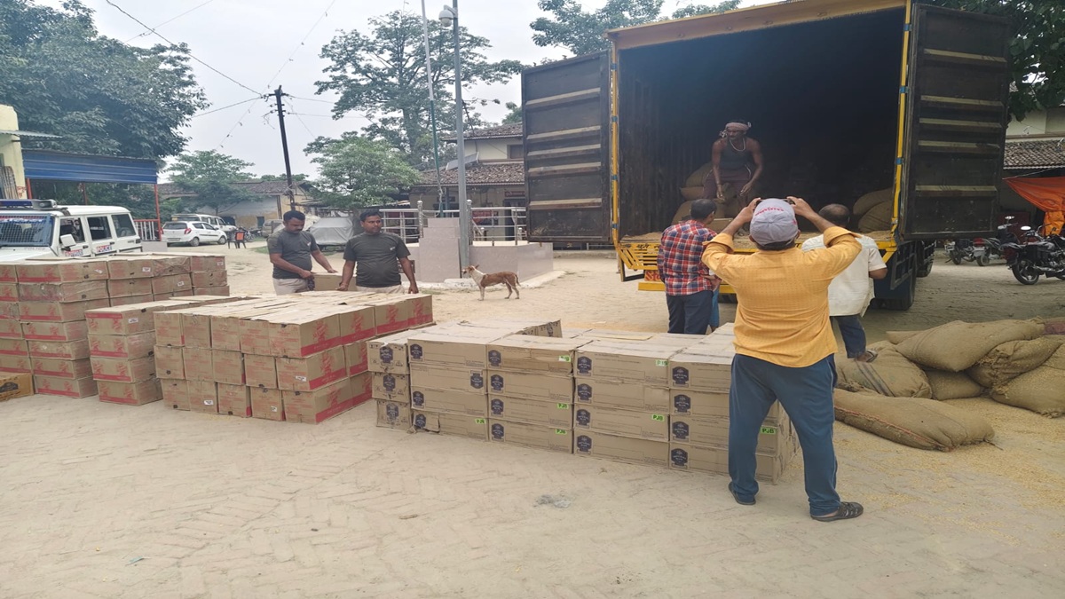 Liquor News : सुगौली पुलिस ने शराब तस्करों के खिलाफ बड़ी कार्रवाई की