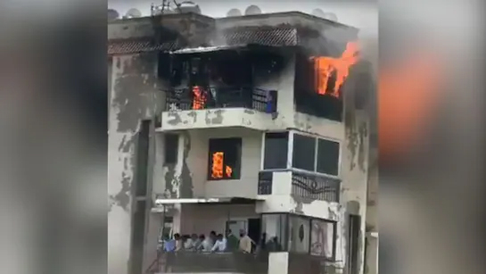 दिल्ली के द्वारका में अपार्टमेंट की सातवीं मंजिल पर भीषण आग, जान बचाने कूदे भाई-बहन फिर पिता, तीनों की मौत