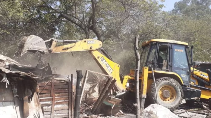Delhi Bulldozer Action: दिल्ली में अशोक विहार में अवैध आशियानों पर गरजा बुलडोजर, कई झुग्गियों को गिराया,भारी पुलिस बल तैनात