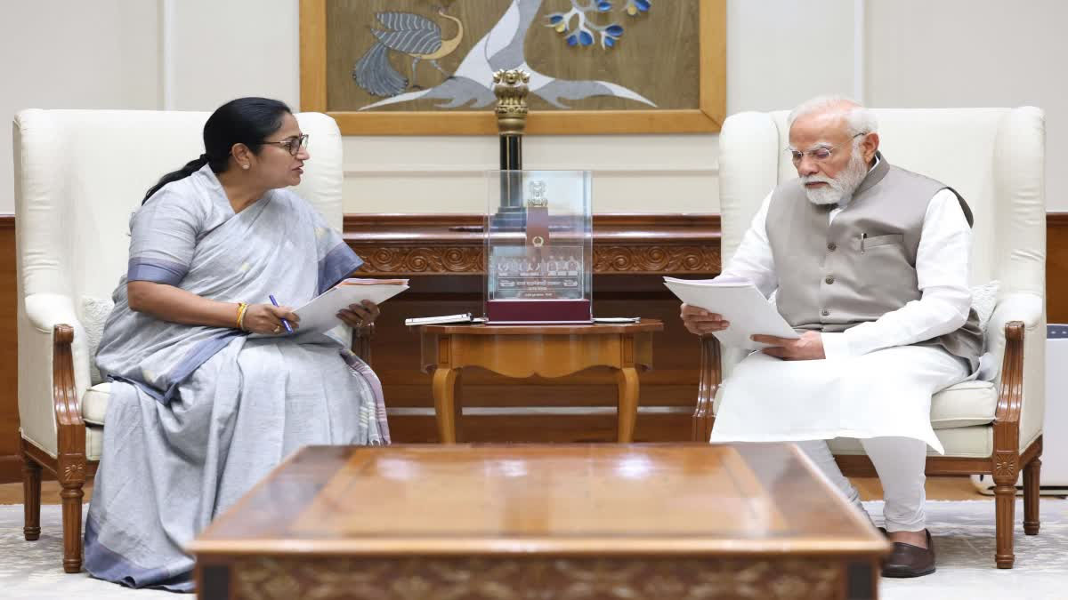 CM रेखा गुप्ता ने प्रधानमंत्री नरेंद्र मोदी से की मुलाकात, दिल्लीवासियों की ओर से केंद्र सरकार का जताया आभार