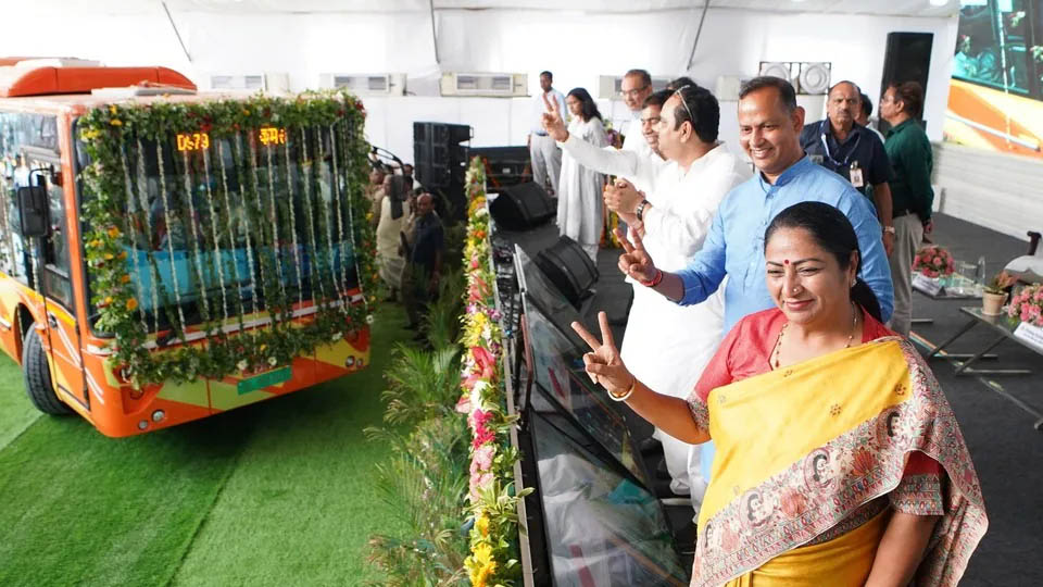Delhi: CM रेखा गुप्ता ने 105 नई इलेक्ट्रिक ‘देवी’ बसों को दिखाई हरी झंडी, नरेला में नवनिर्मित DTC डिपो का किया उद्घाटन