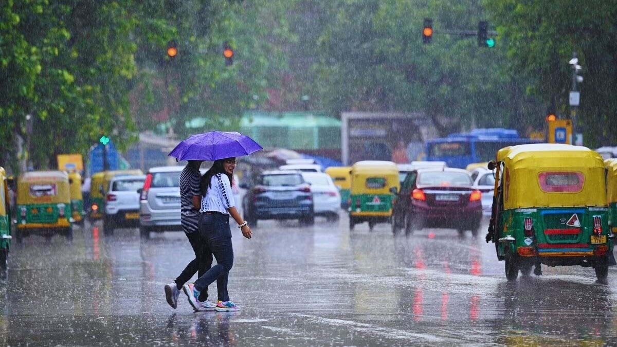 Delhi Weather: दिल्ली में मौसम मेहरबान; 261 दिन बाद सबसे साफ हवा, आंधी-तूफान के साथ बारिश का येलो अलर्ट जारी