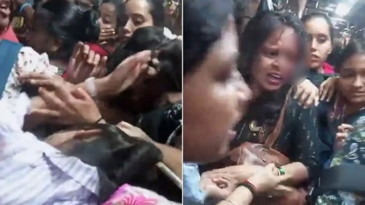 मुंबई लोकल में गेट पर खड़े होने को लेकर महिला यात्रियों के बीच खूनी झड़प, एक-दूसरे को पीट- पीट कर किया लहूलुहान, Video हुआ वायरल