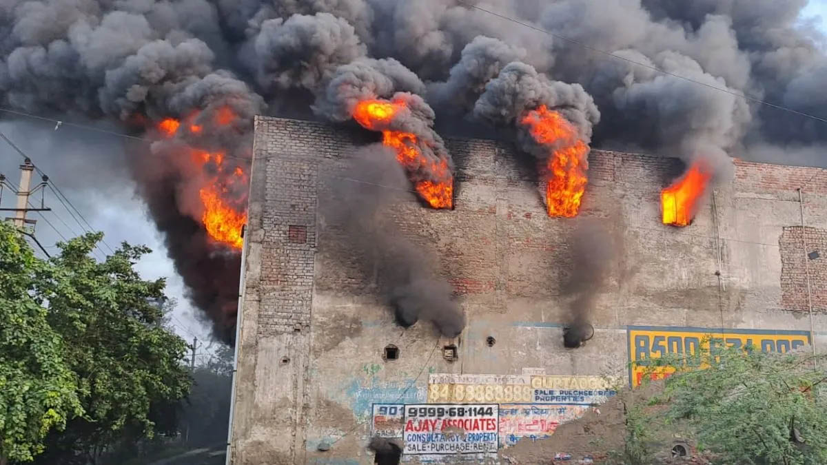 दिल्ली में आग का तांडव: बवाना स्थित फैक्ट्री में लगी भीषण आग, काले धुएं के गुबार से ढका आसमान, दमकल की 22 गाड़ियों ने पाया काबू