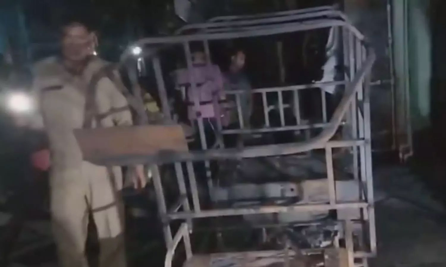 दिल्ली के दिलशाद गार्डन में ई-रिक्शा चार्जिंग के दौरान लगी भीषण आग, दो लोगों की जलकर मौत