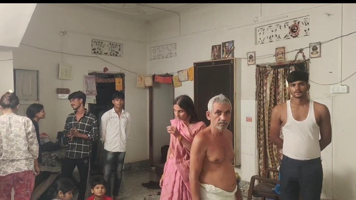 Stolen News : मुंडन में गया था परिवार, लौटे तो टूटा मिला ताला — लाखों की चोरी से गांव में दहशत