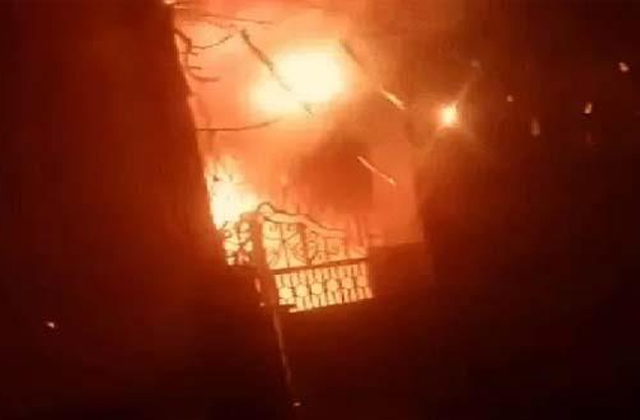 स्पोर्ट्स फैक्ट्री में लगी भीषण आग, 20 गाड़ियां आग बुझाने में लगी