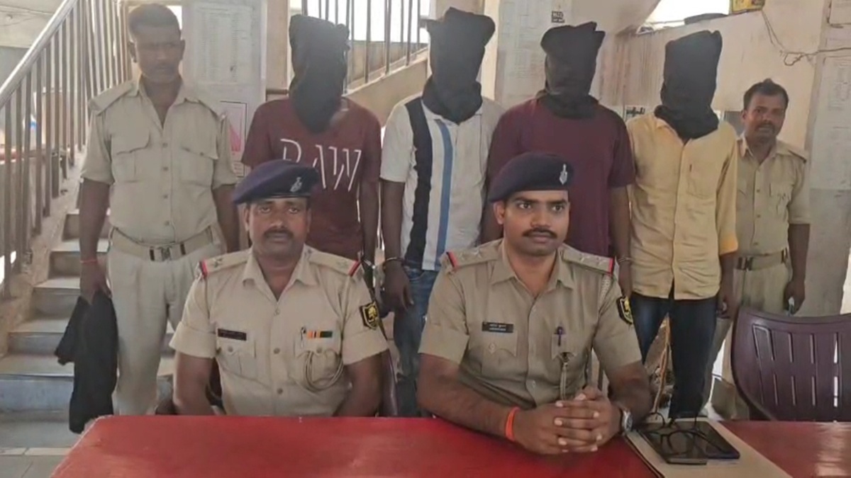 Bihar Crime : वाहन चेकिंग के दौरान शिफ्ट डिजायर के साथ चार अपराधी गिरफ्तार दो पिस्टल, लाखों रुपए बरामद