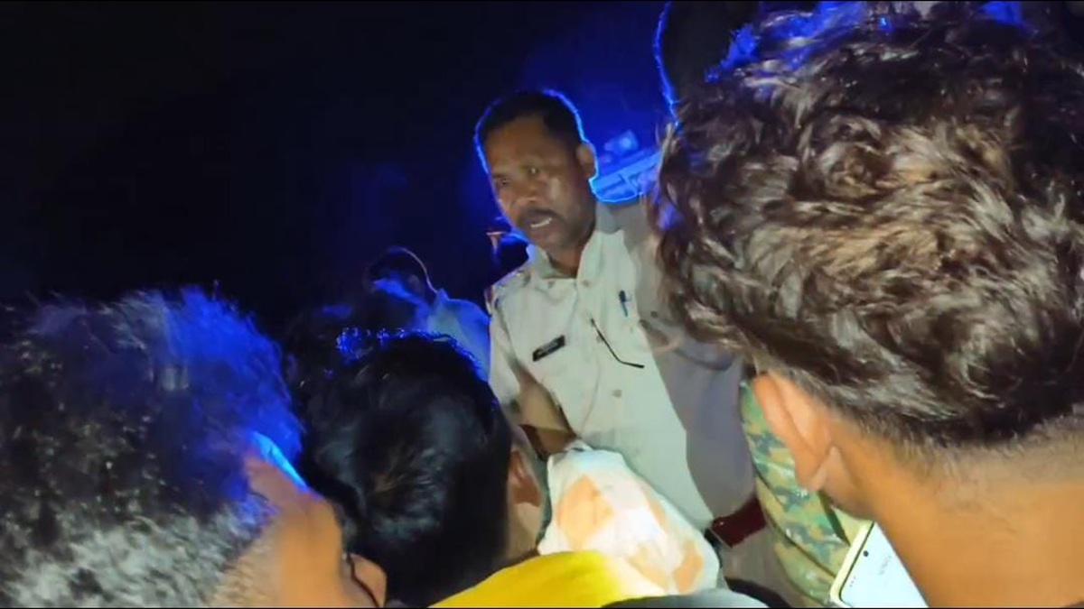 Motihari Rape Case : बिहार में बीच सड़क पर दुष्कर्म, आरोपी की भीड़ ने की पिटाई, पुलिस ने किया गिरफ्तार