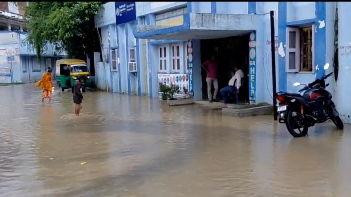 Sasaram Hospital :सिर्फ आधे घंटे की बारिश ने खोली सिस्टम की पोल, अस्पताल बना तालाब, डॉक्टर और मरीज बेहाल