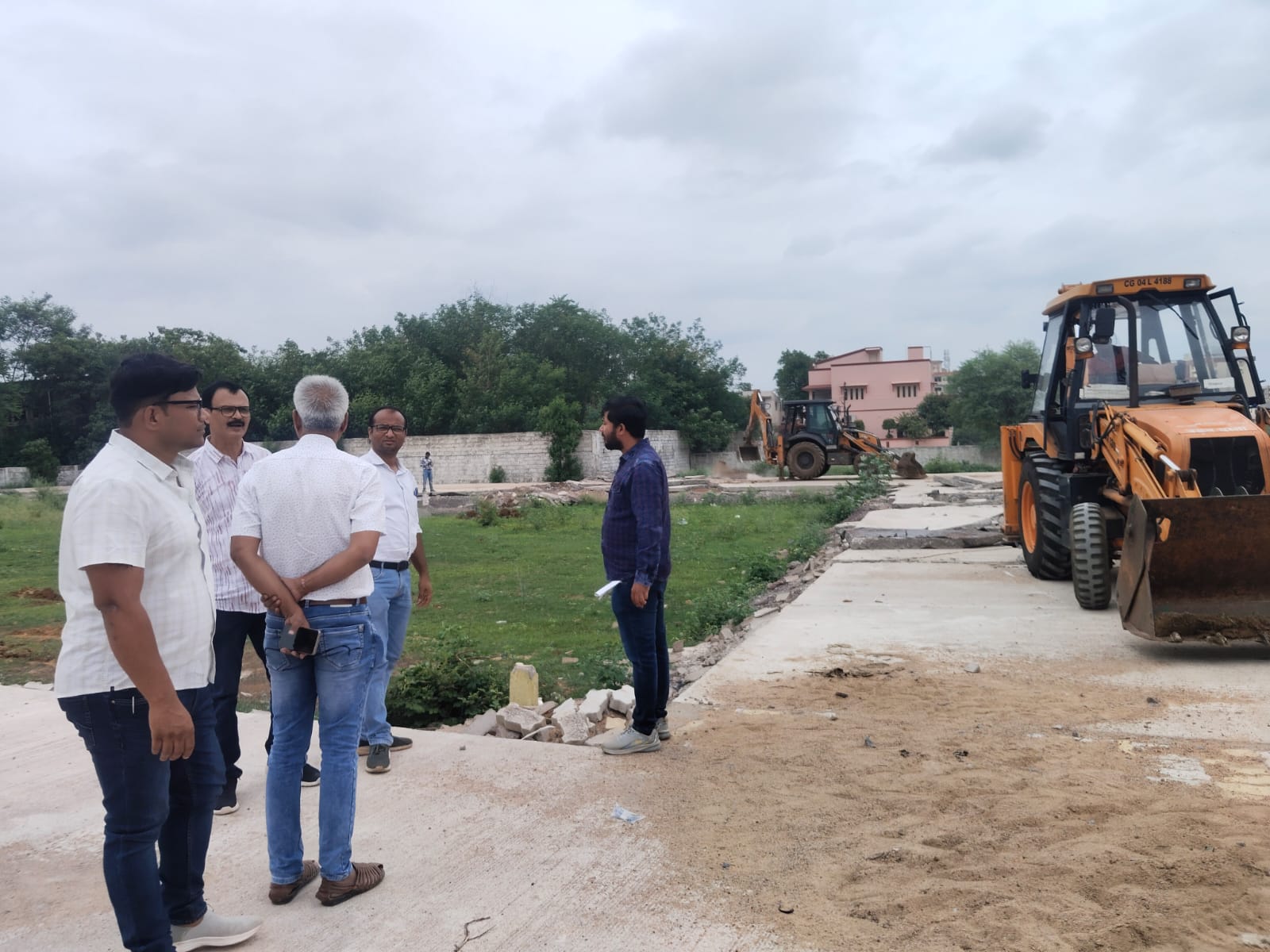 Raipur News: दावड़ा कॉलोनी में कॉलोनाइजर की अवैध प्लॉटिंग पर चला निगम का बुलडोजर