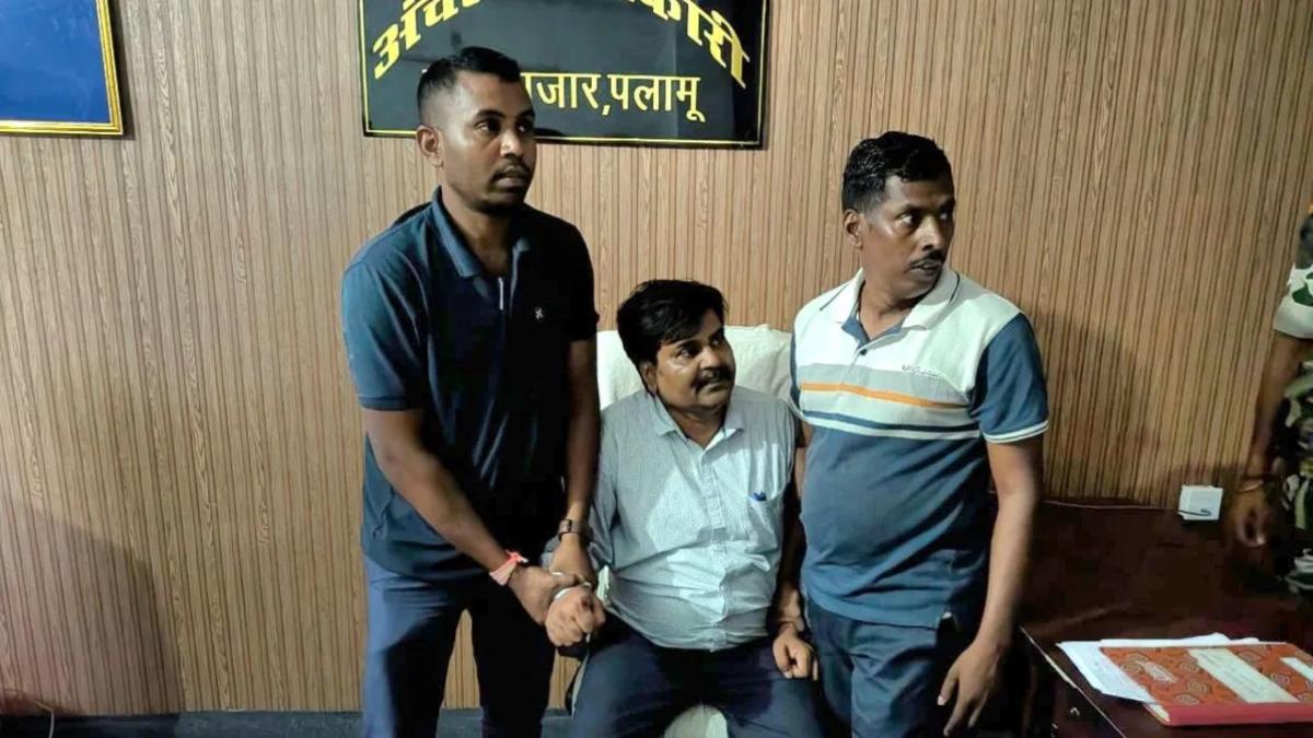 पैसे से भरता है साहब का पेट! 30 हजार घूस लेते CO गिरफ्तार, अपने ऑफिस में ही ले रहे थे रिश्वत