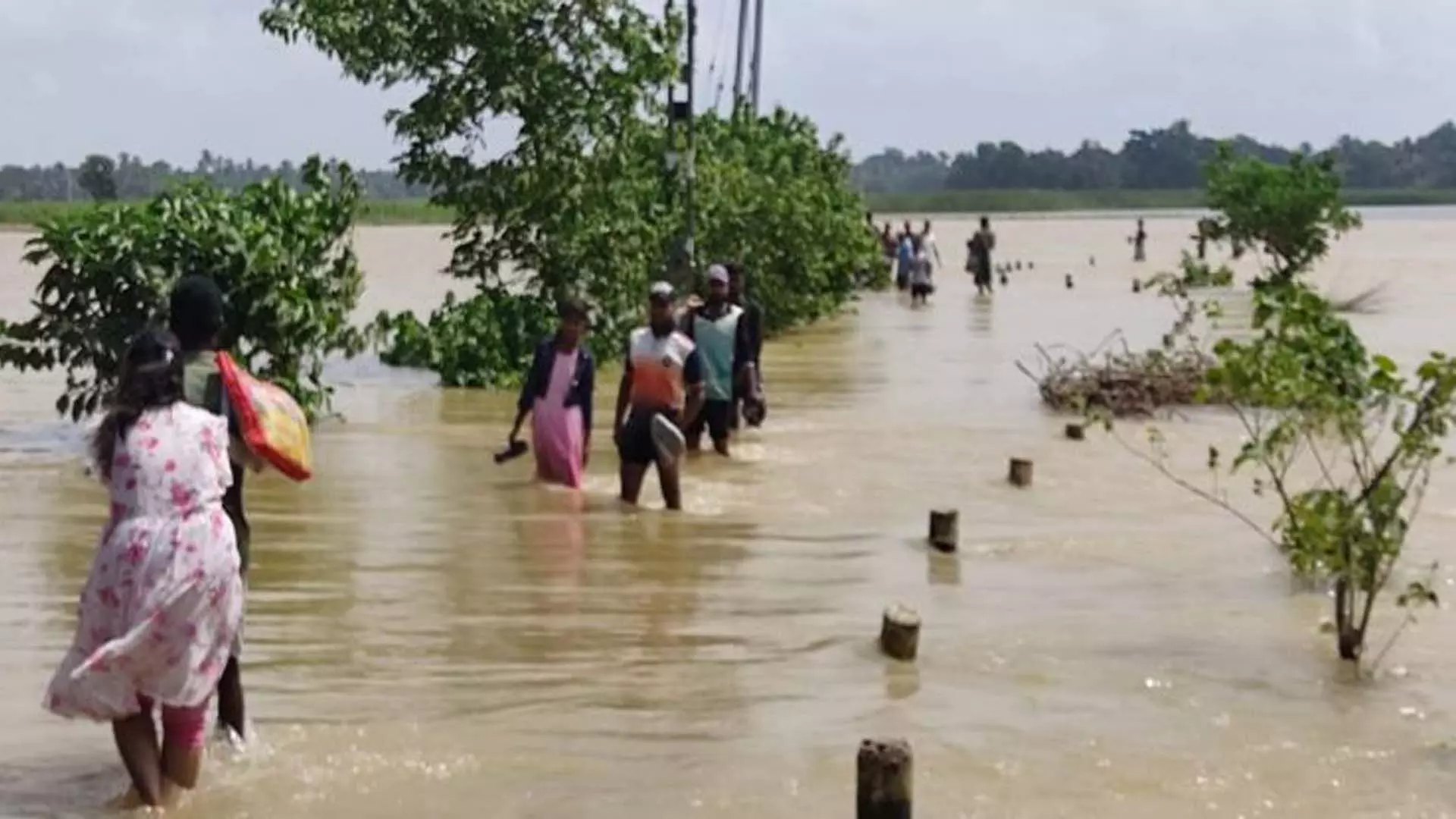 सुवर्णरेखा नदी के उफान से आई भीषण बाढ़… 50,000 से अधिक प्रभावित, बचाव कार्य जारी