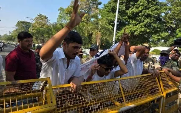 ओडिशा युवा कांग्रेस ने फेंके सीएम मोहन माझी के आवास पर अंडे और टमाटर