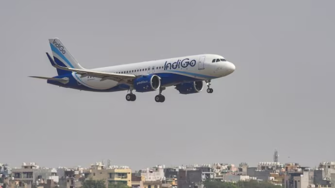 दिल्ली से लेह जा रही Indigo फ्लाइट की तकनीकी खराबी के बाद वापस लौटी, IGI एयरपोर्ट पर करानी पड़ी इमरजेंसी लैंडिंग, देखें वीडियो